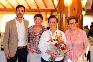 Ramo de flores a Concha Gilabert, socia de mayor edad de la Asociación de Pensionistas y Jubilados de Benitatxell