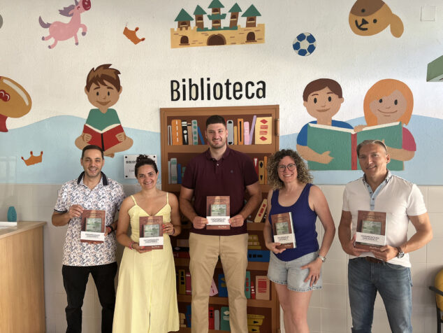 Imagen: Reparto del libro entre los alumnos