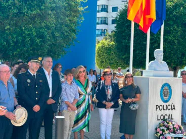 Representantes del Ayuntamiento de Calp en el acto en honor a Juan Manuel Policarpo Moll por la festividad de los Ángeles Custodios