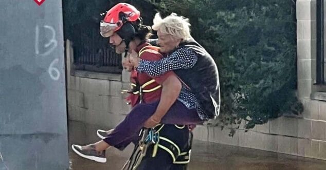 rescate de bomberos a personas afectadas por las inundaciones