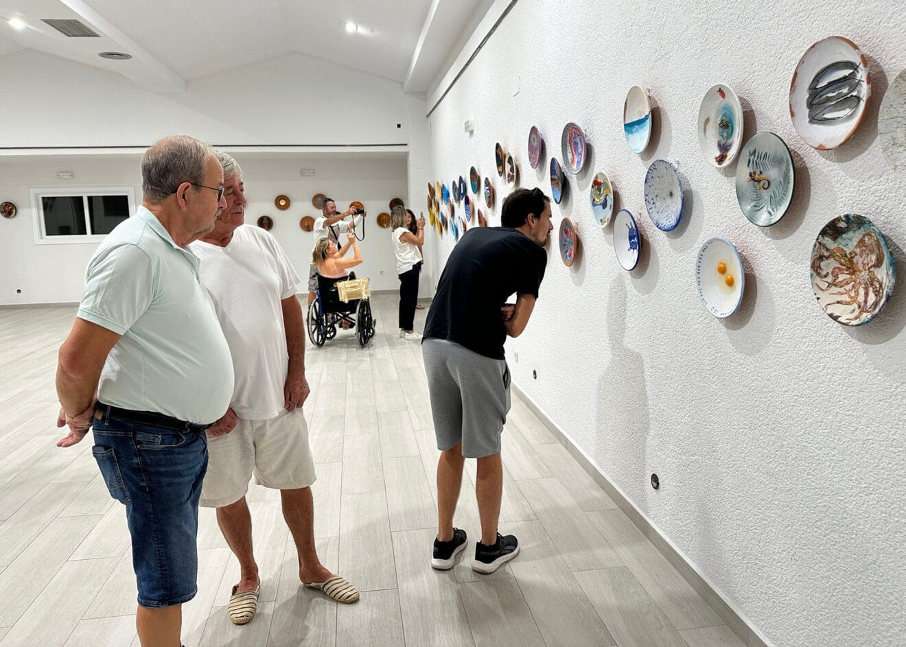 Visitantes de la exposición 'Plats de fang' en Els Poblets