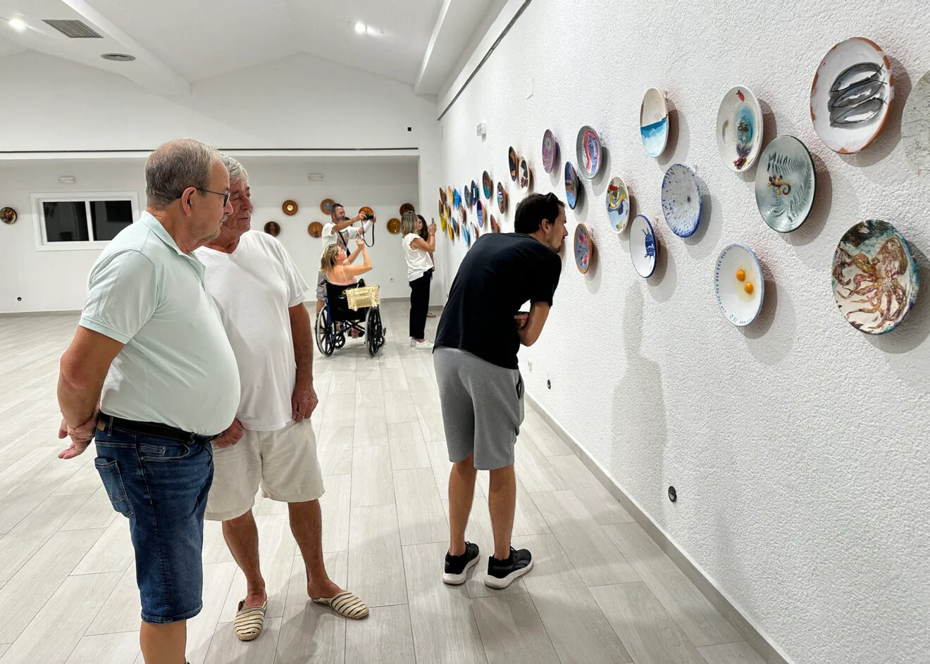 Visitantes de la exposición 'Plats de fang' en Els Poblets