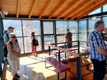 visitantes en la torre medieval de alcalali