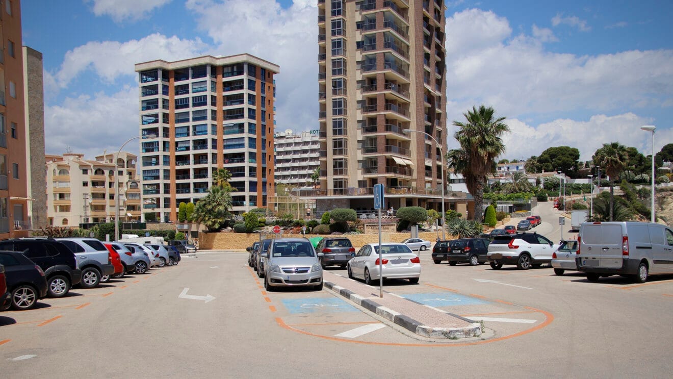 Zona naranja en una playa de Calp (archivo)