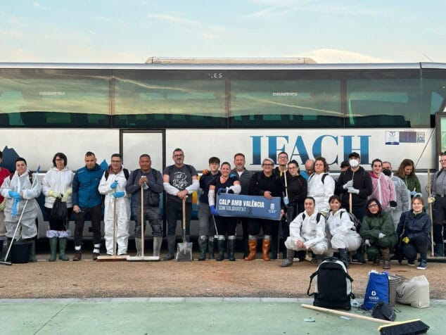 Imagen: Autobús con voluntarios calpinos para ayudar en València