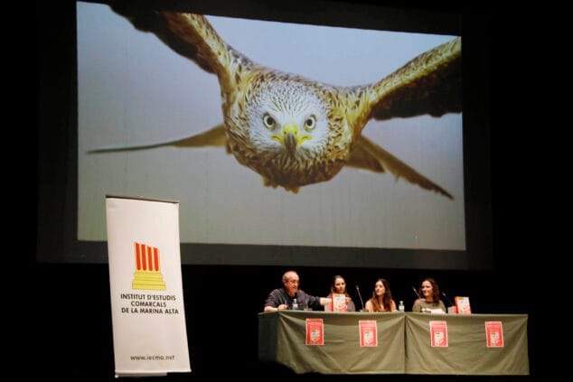 Imagen: Autores de 'Les aus de la Marina Alta' durante la presentación del libro