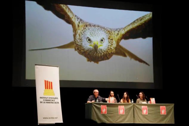 El extraordinario mundo de las aves en la Marina Alta: las 5 más comunes y otras más raras para avistar 5 Imagen: Autores de 'Les aus de la Marina Alta' durante la presentación del libro