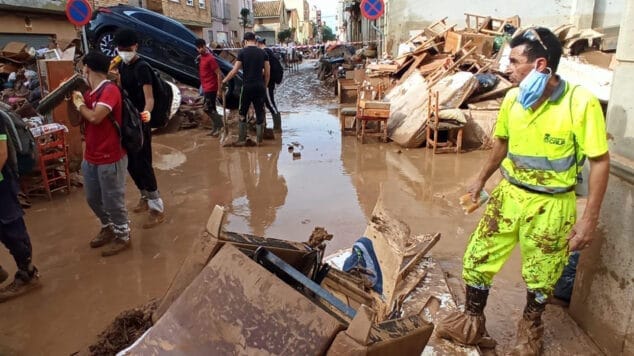 Imagen: Ayuda calpina en un municipio afectado por la DANA en València