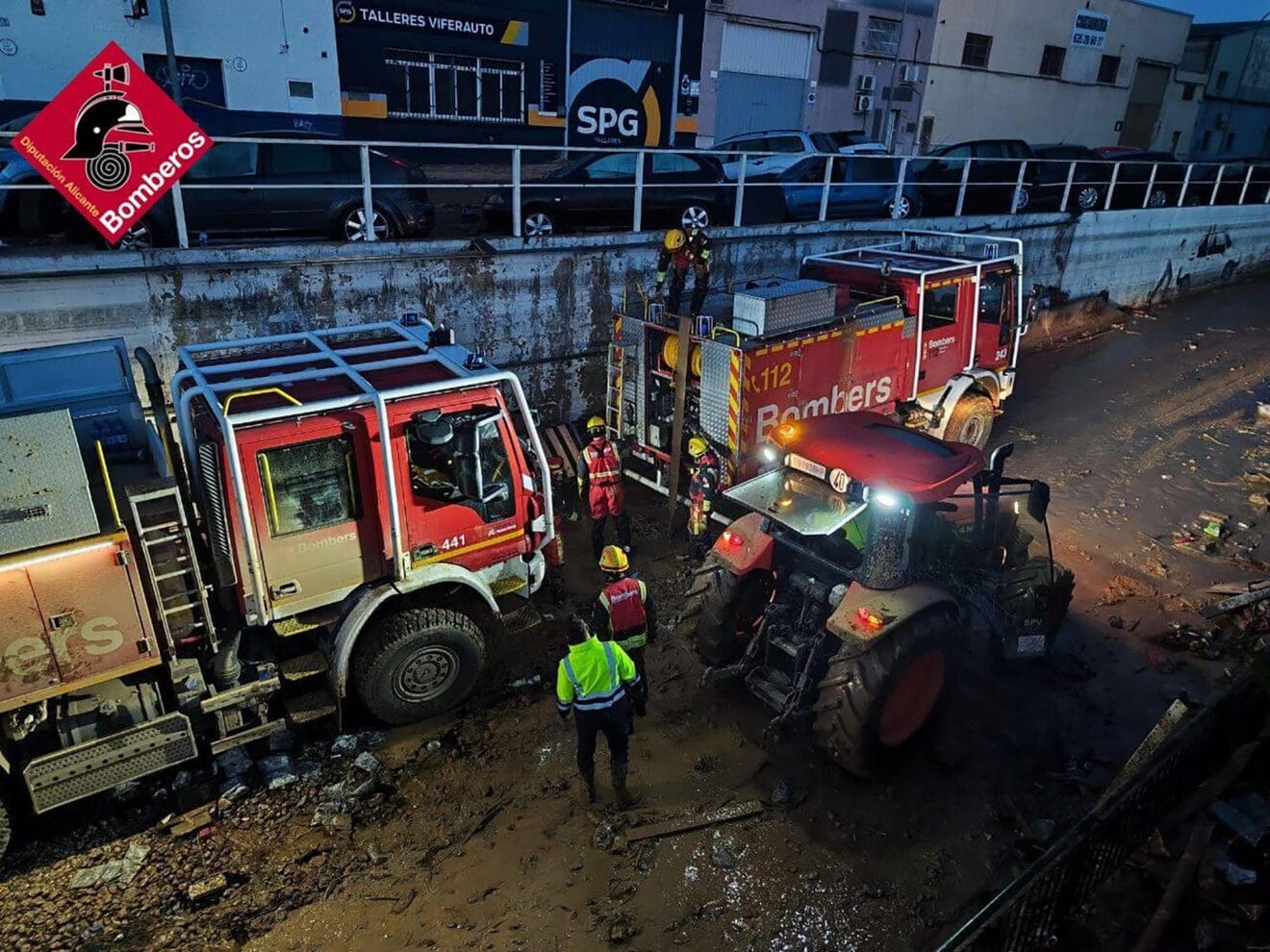 Bomberos actuando en la zona afectada  03