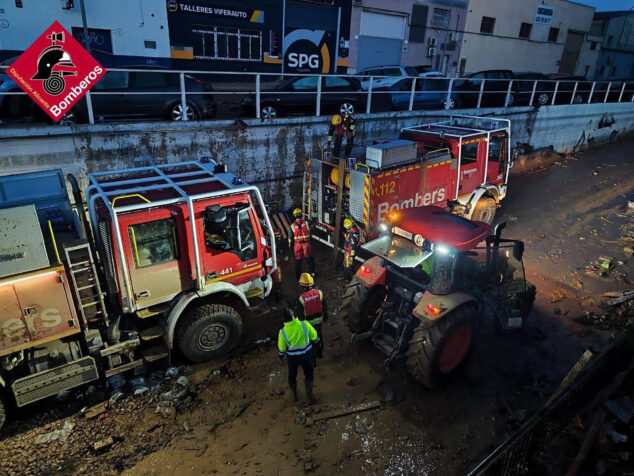 bomberos actuando en la zona afectada 03