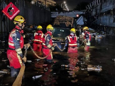 Bomberos actuando en la zona afectada  04