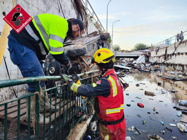 bomberos actuando en la zona afectada 06