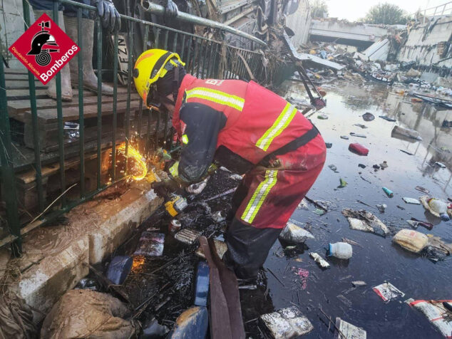 bomberos actuando en la zona afectada 07