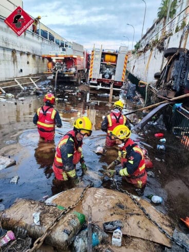 Bomberos actuando en la zona afectada  08
