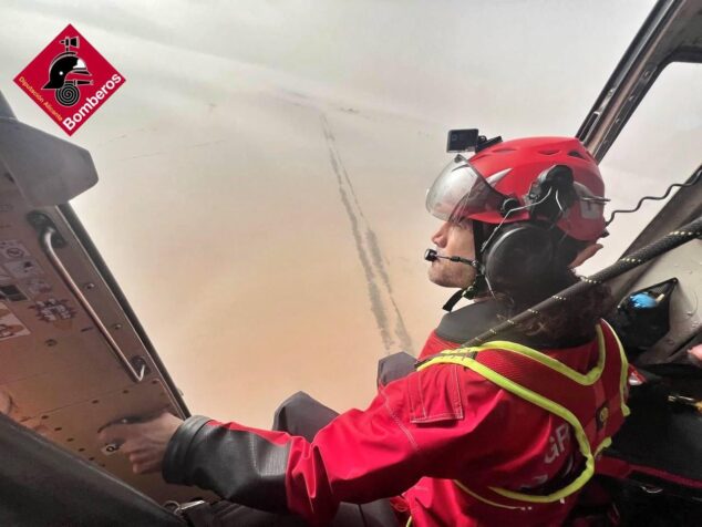 Imagen: Bomberos en las labores de rescate en las poblaciones de Valencia