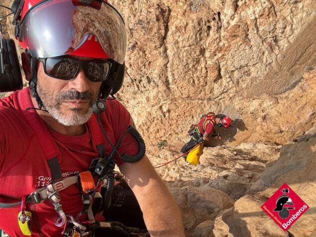 Imagen: Bomberos retirando la roca en el Peñón d'Ifach