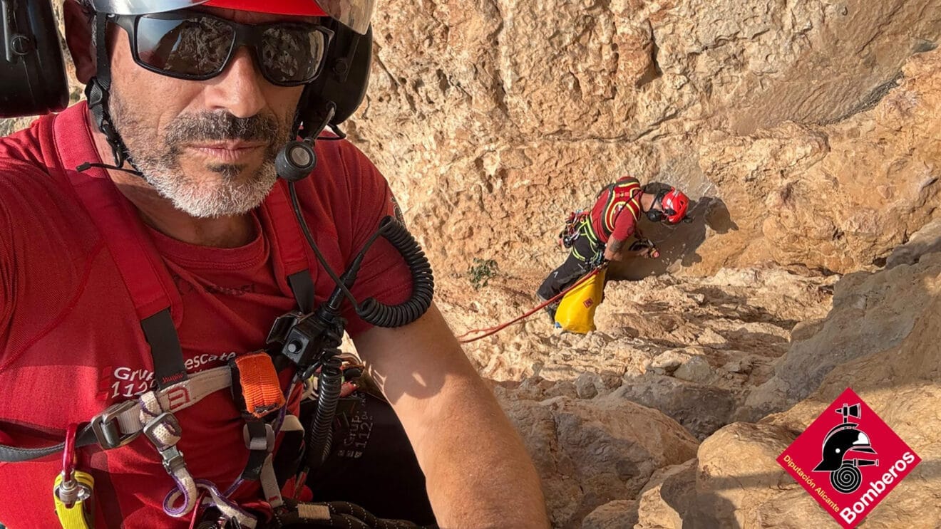 Bomberos retirando la roca en el Peñón d'Ifach dest