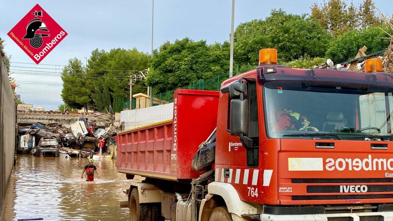 Bomberos trabajando en la zona afectada dest