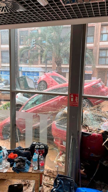 Calle totalmente colapsada en Paiporta vista desde el interior de un local