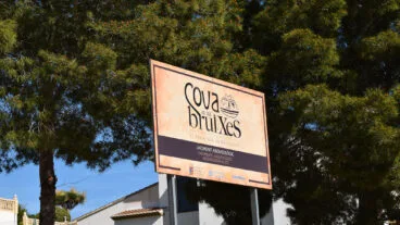 sinalização nas instalações de Cova de les Bruixes em Benitatxell