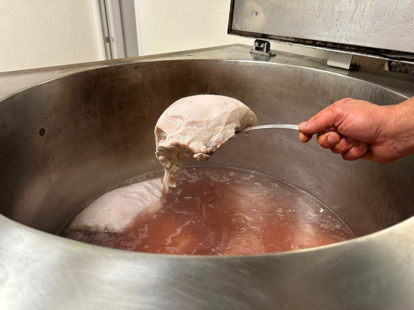 Cocción de la carne para el embutido tradicional de la Vall de Laguar