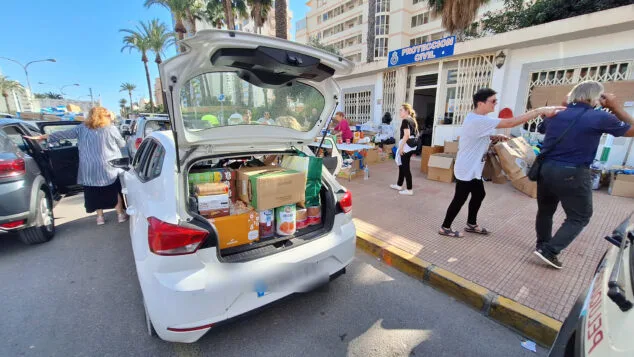Imagen: Coches preparados para ir hacia València