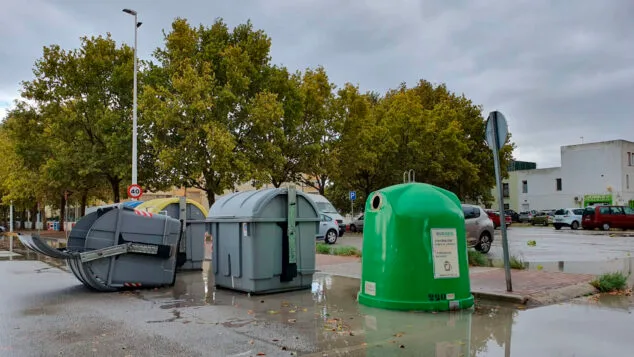 La Marina Alta en aviso de la AEMET por el viento: ¿dónde afectará más? 1 Imagen: Contenedor de basura caído por el fuerte viento en Xàbia en 2019 (archivo)