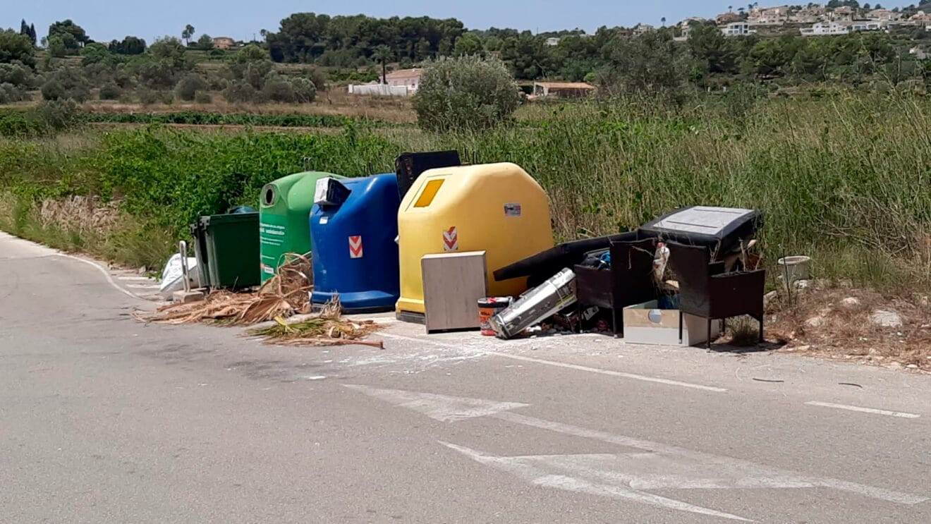 Contenedores de basura con enseres inapropiados en Benitatxell