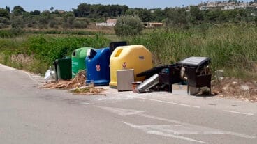 contenedores de basura con enseres inapropiados en benitatxell