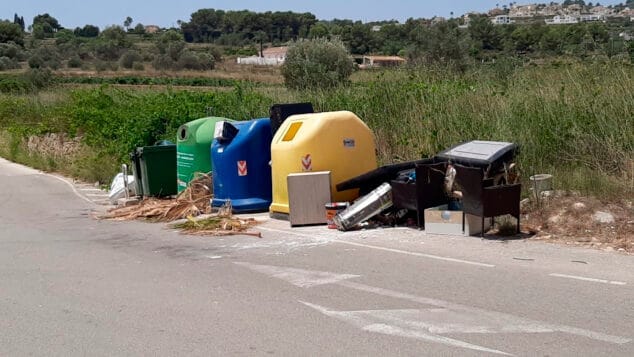Imagen: Contenedores de basura con enseres inapropiados en Benitatxell