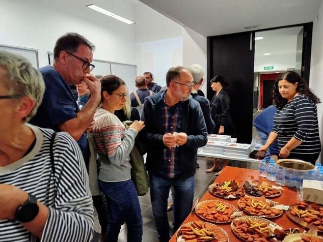 Imagen: Degustación de charcutería artesanal en la presentación de la Associació de Xarcuters Artesans de la Marina