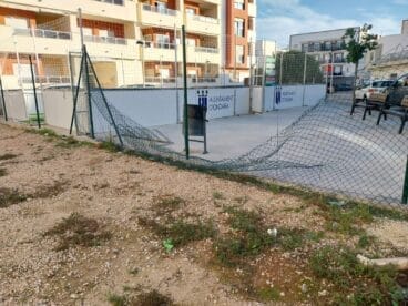 Desperfectos en la pista deportiva 3×3 de Ondara
