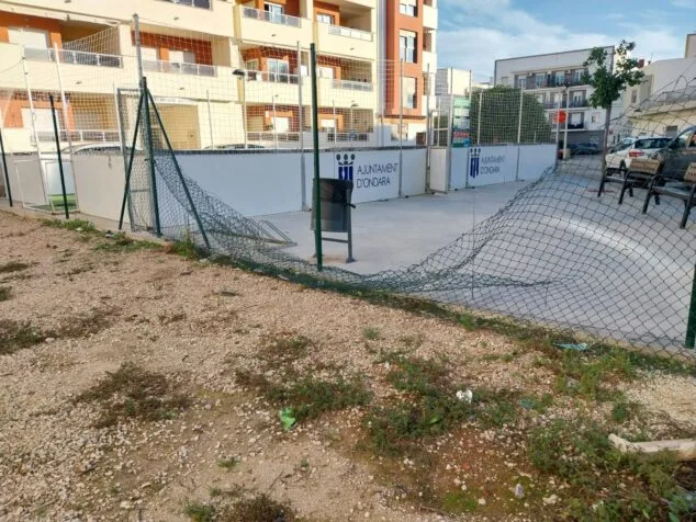 Ondara cierra la pista deportiva ante los actos vandálicos para realizar mejoras de seguridad 2 Imagen: Desperfectos en la pista deportiva 3x3 de Ondara