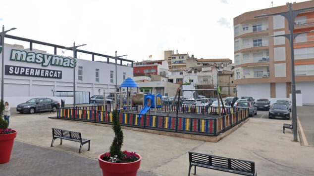 Imagen: El parque infantil de la plaza Antic Regne de València de Pego