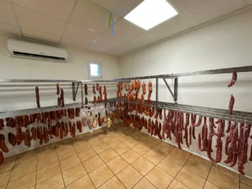 Embutido elaborado artesanalmente en la Vall de Laguar