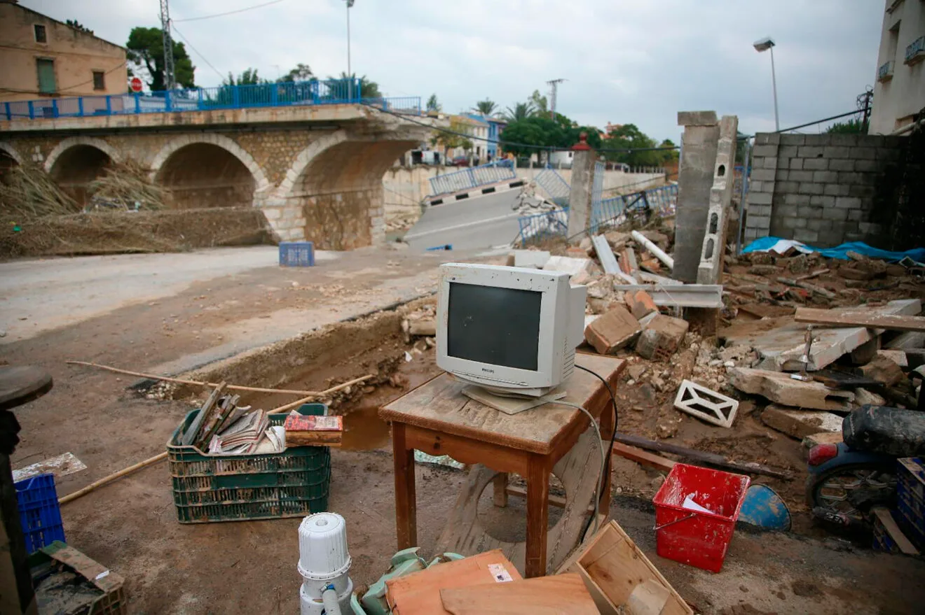 Enseres frente al puente caído de Beniarbeig por la riada de 2007 - Tino Calvo