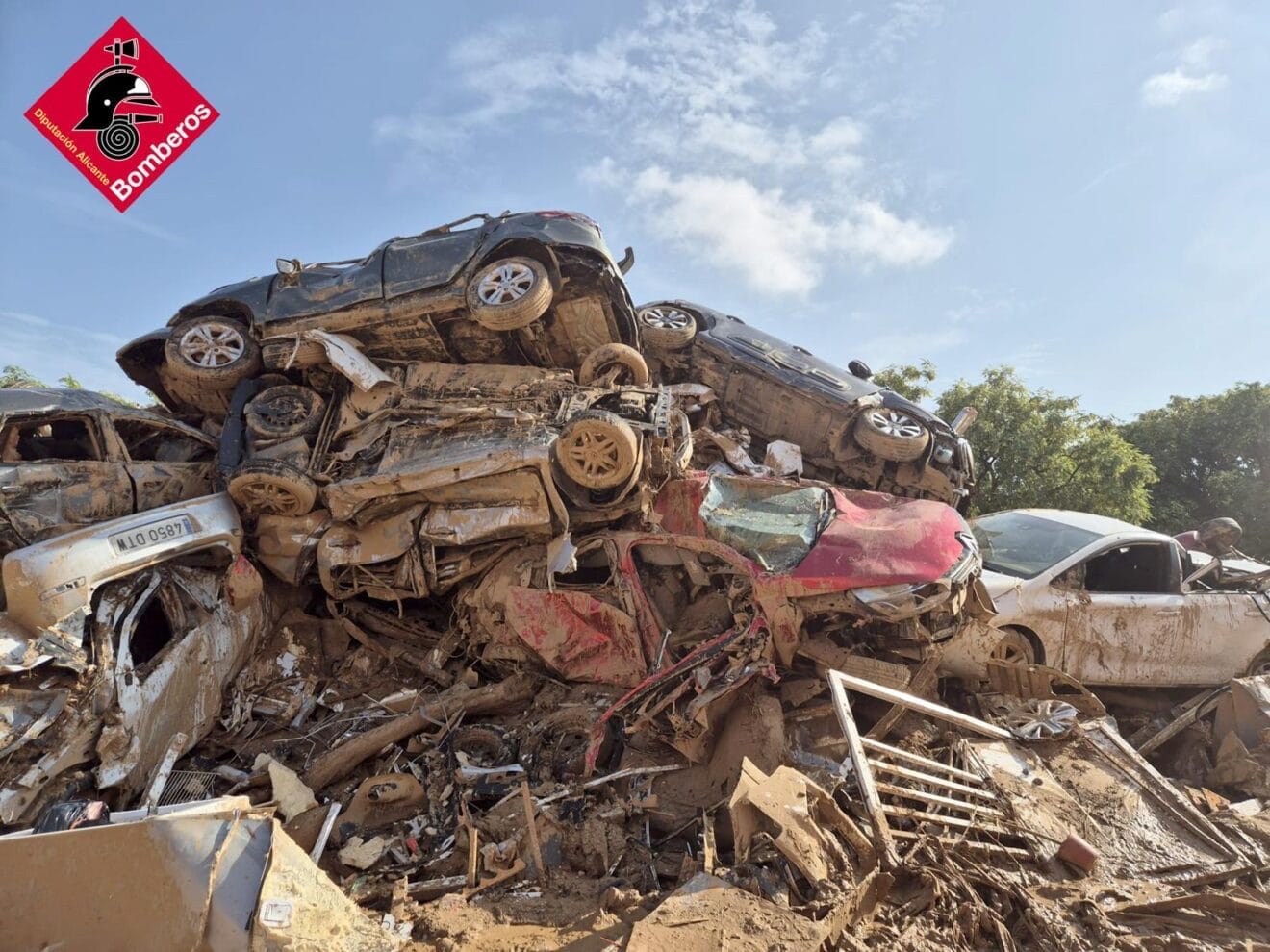 Escombros amontonados retirados de las localidades afectadas por la DANA en València