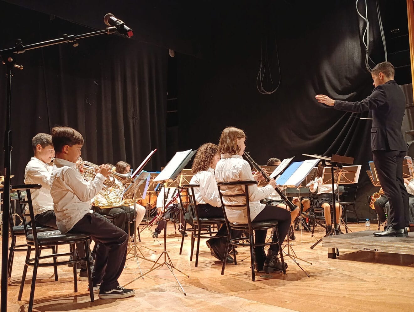 Jóvenes integrantes de la Unió Musical d'Ondara