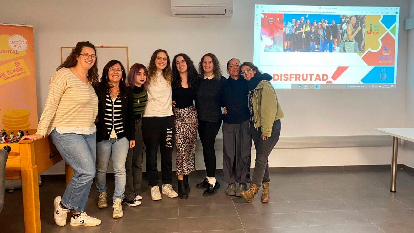 Jóvenes pegolina antes del intercambio europeo sobre digitalización en Sicilia