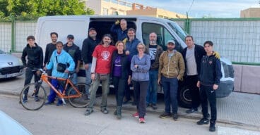 la comunidad britanica de la marina alta y el colectivo ciclista de pedreguer entregan bicicletas solidarias en torrent