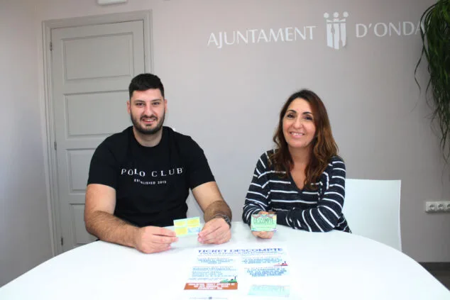 Imagen: La concejala de Promoción Económica de Ondara, Raquel Mengual, y el concejal de Juventud, Jordi Ruiz
