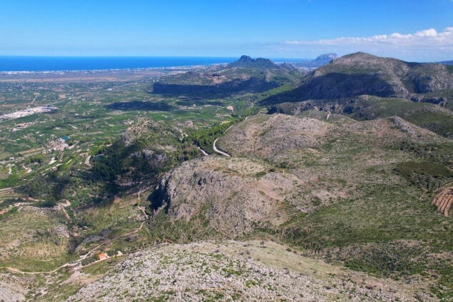 Imagen: La Marina Alta a vista de drone desde la Vall d'Ebo