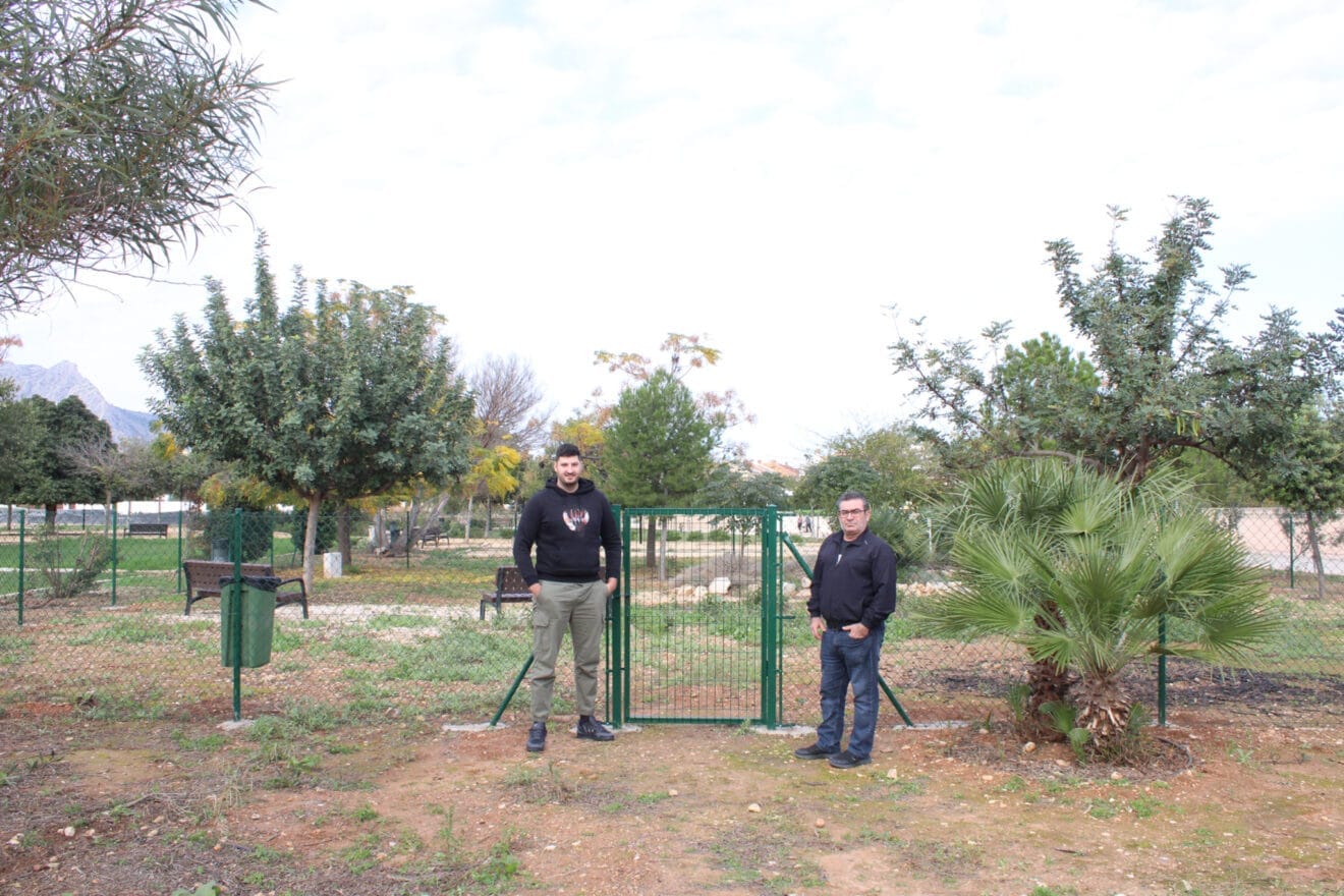 Miguel Gomis y Jordi Ruiz visitan el nuevo espacio para perros en la localidad