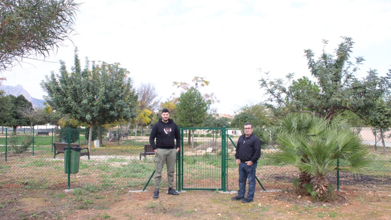 Miguel Gomis y Jordi Ruiz visitan el nuevo espacio para perros en la localidad dest