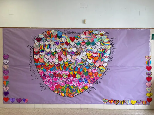 25N en Benitatxell: el alumnado del colegio Santa María Magdalena se une contra la violencia machista 2 Imagen: Mural por el 25N en el colegio Santa María Magdalena de Benitatxell