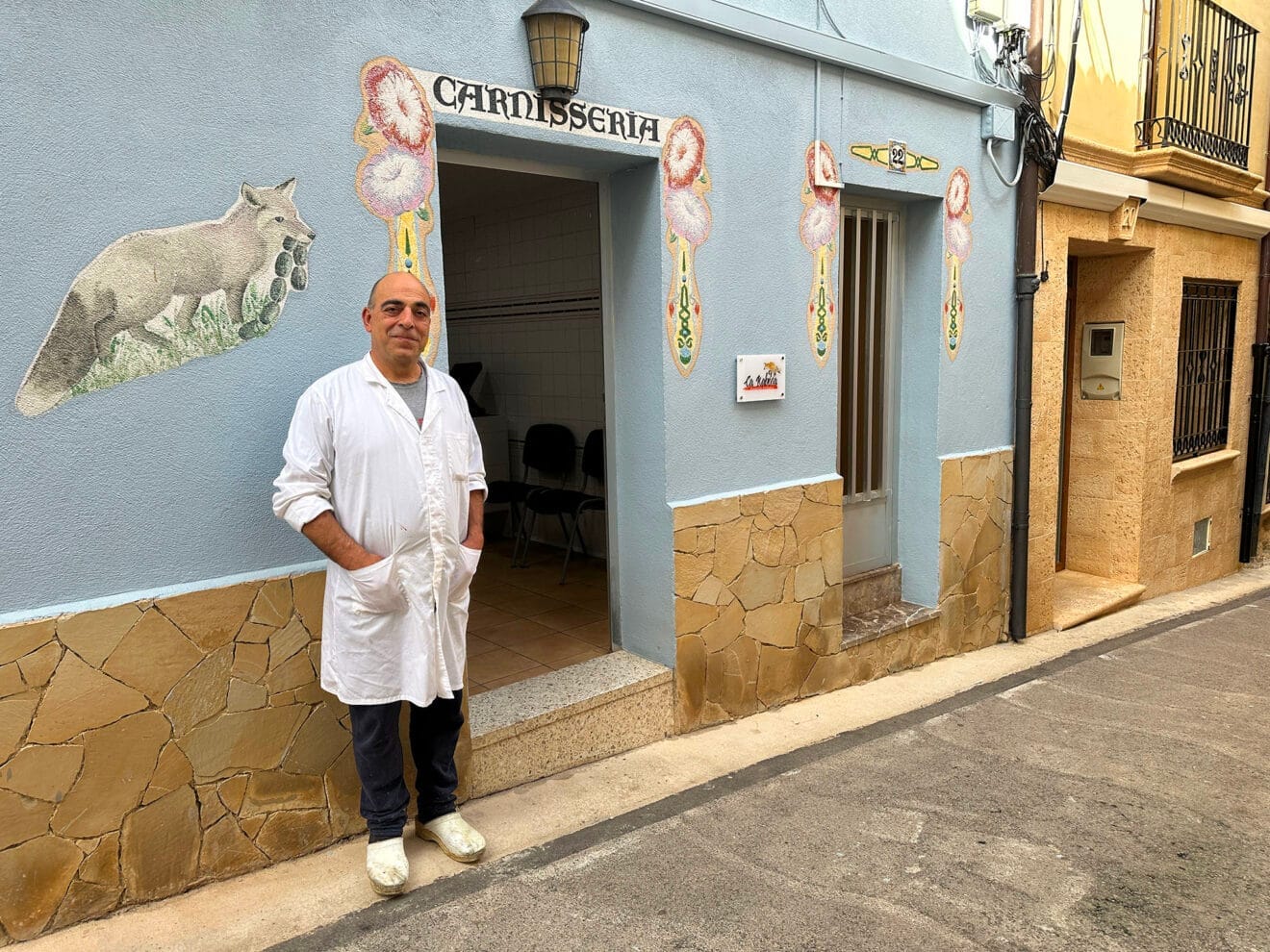 Obrador de Sergi Soria, presidente de la Associació de Xarcuters de la Marina, y su familia en la Vall de Laguar