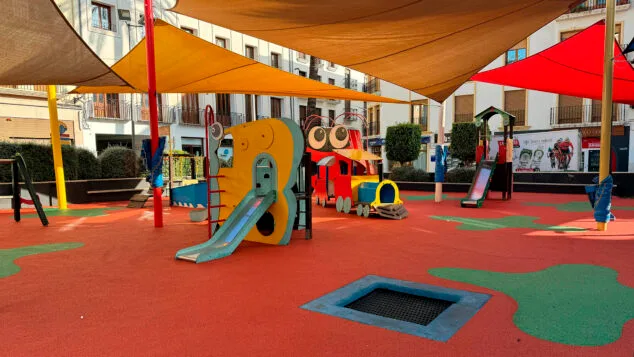 pavimento renovado en el parque infantil del paseo joaquin piera y mariana torres de benissa