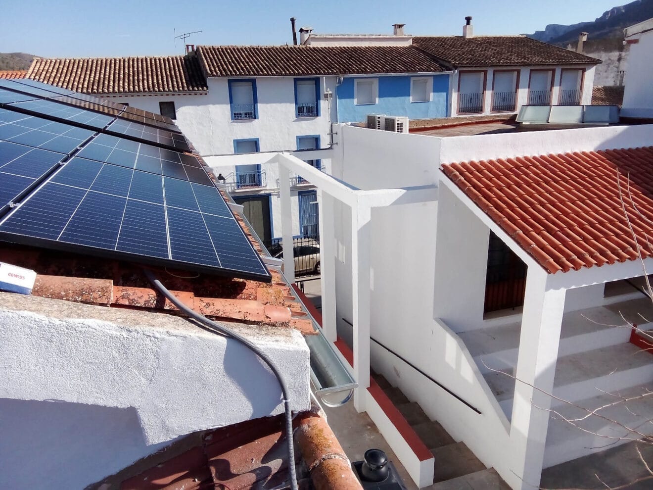 Placas solares instaladas en las Antigues Escoles d'Alpatró (La Vall de Gallinera)
