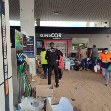 Policía Local de Benissa en una gasolinera afectada por las inundaciones en València