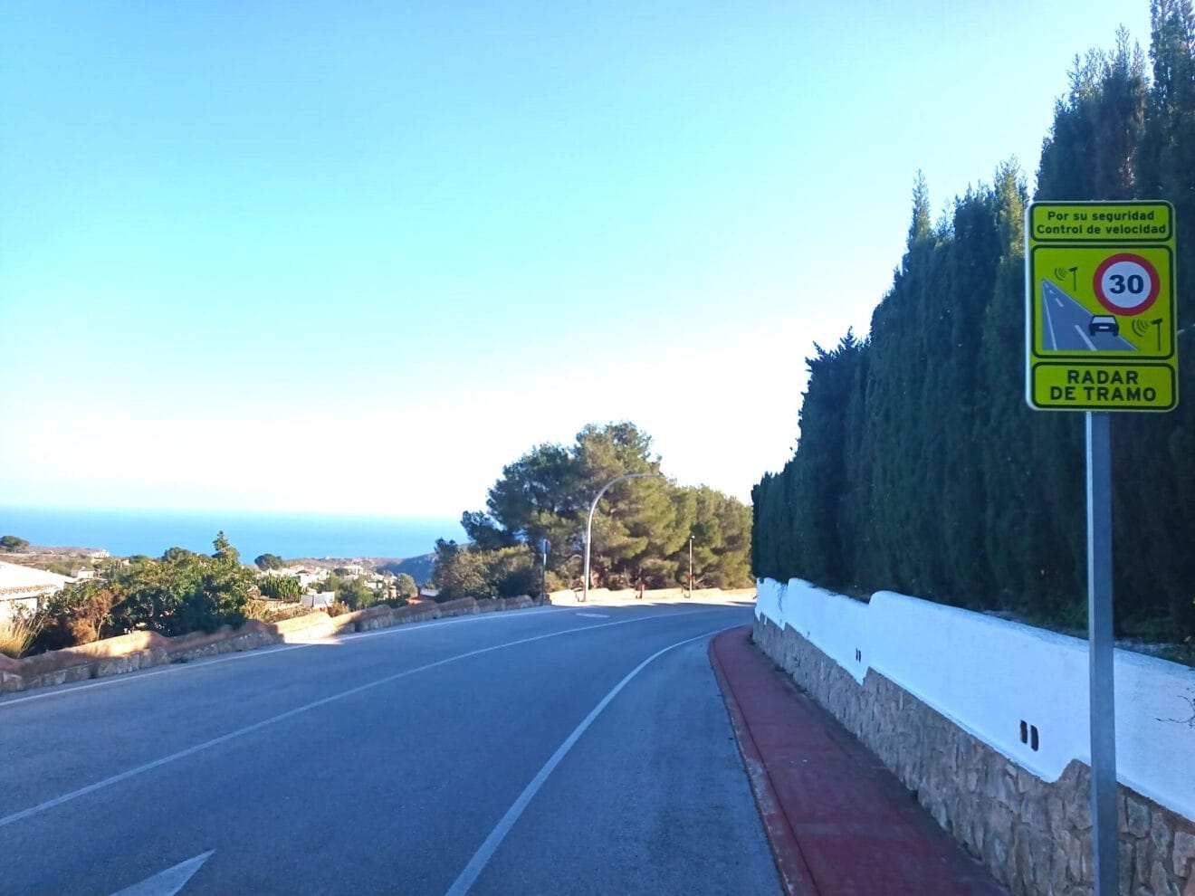 Señalización indicando de la presencia de un radar